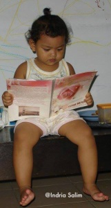 Selda (3,5 tahun) sedang belajar membaca (Dokpri)