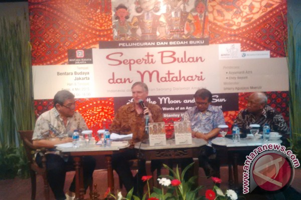 Penulis Izharry Agusjaya Moenzir, Stanley Harsha, editor senior Jakarta Post Endy Bayuni, mantan Rektor UIN Jakarta, Azyumardi Azra, dalam peluncuran buku (Sumber: Antara News )